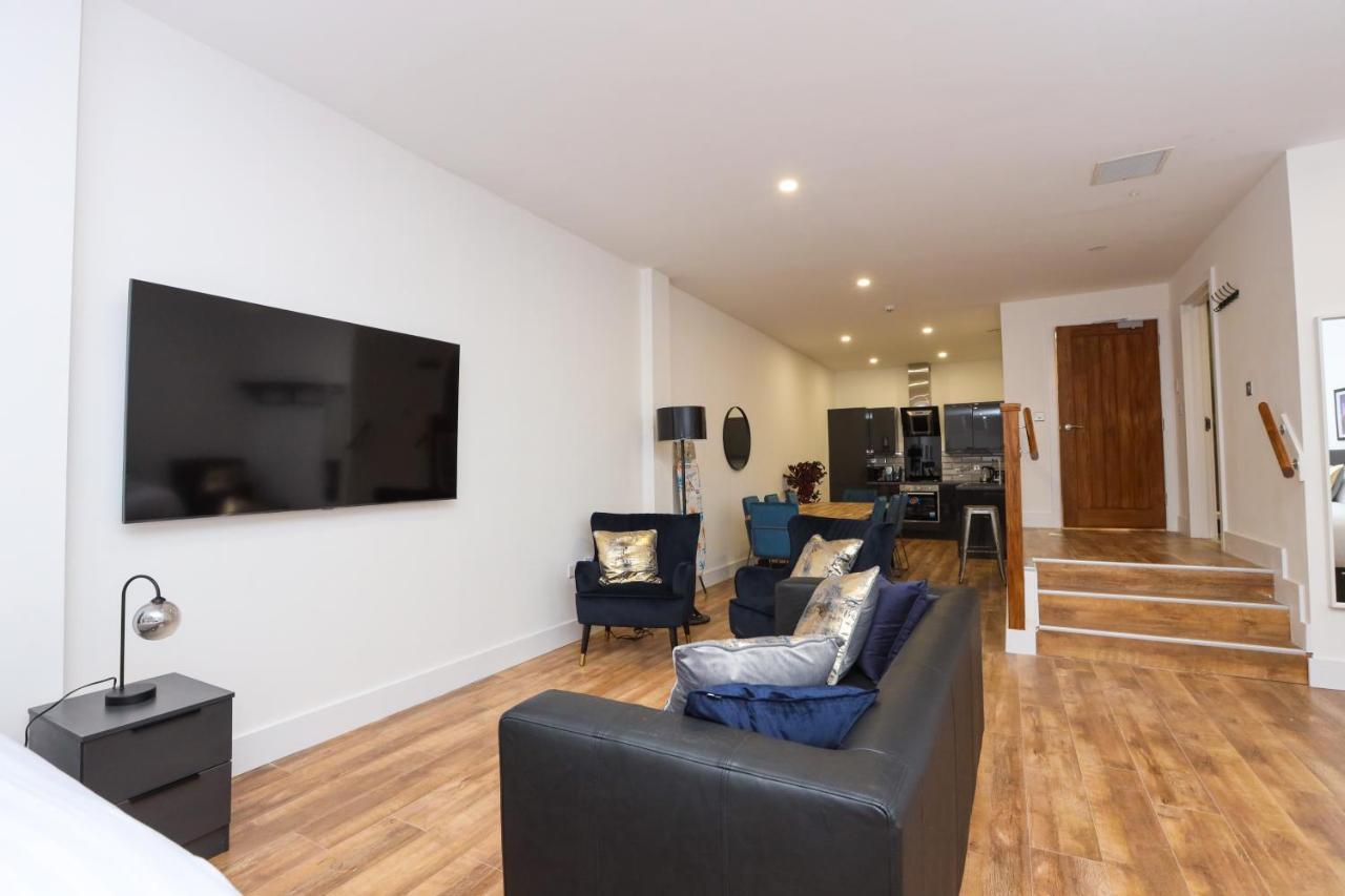 Apartment Concert Square By Happy Days