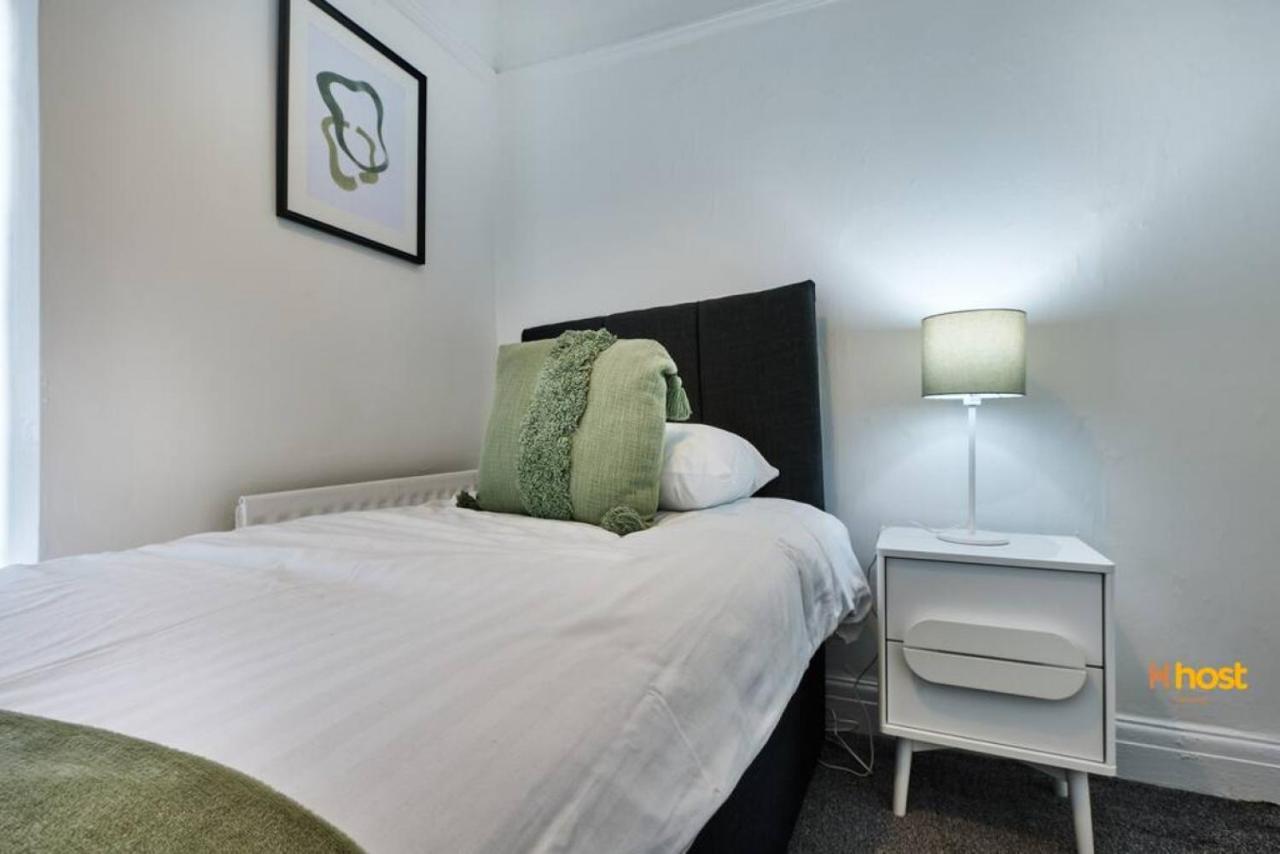 Host - Family Near Centre, Pets Ok & Free Parking Holiday home Liverpool