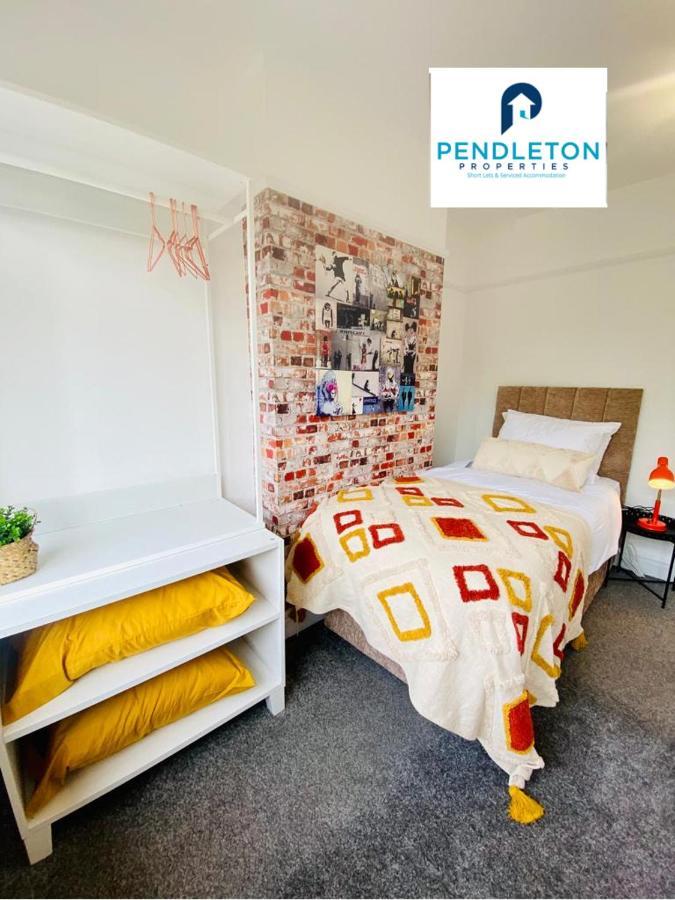 Holiday home 4 Bed House, Sleeps 7 Business & Leisure Stay's *