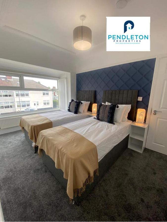 4 Bed House, Sleeps 7 Business & Leisure Stay's Holiday home