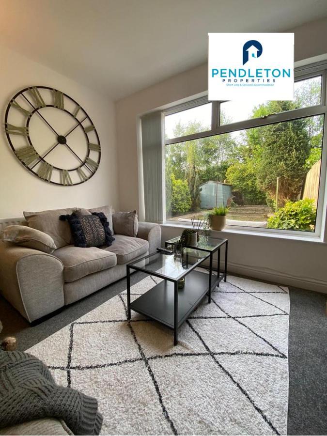 4 Bed House, Sleeps 7 Business & Leisure Stay's *