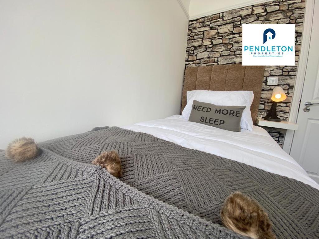 4 Bed House, Sleeps 7 Business & Leisure Stay's Holiday home