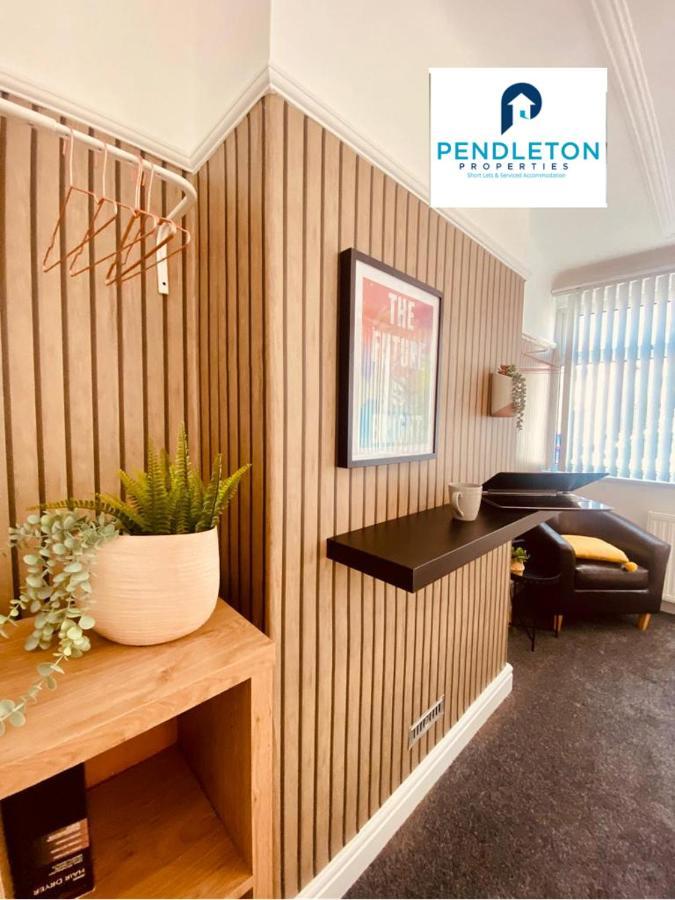 4 Bed House, Sleeps 7 Business & Leisure Stay's Holiday home