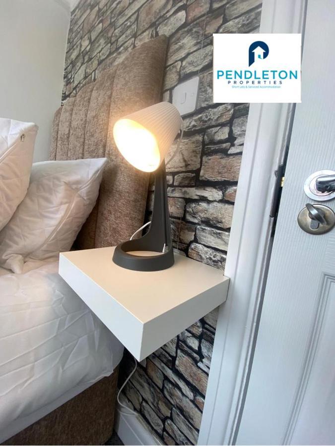 4 Bed House, Sleeps 7 Business & Leisure Stay's Holiday home