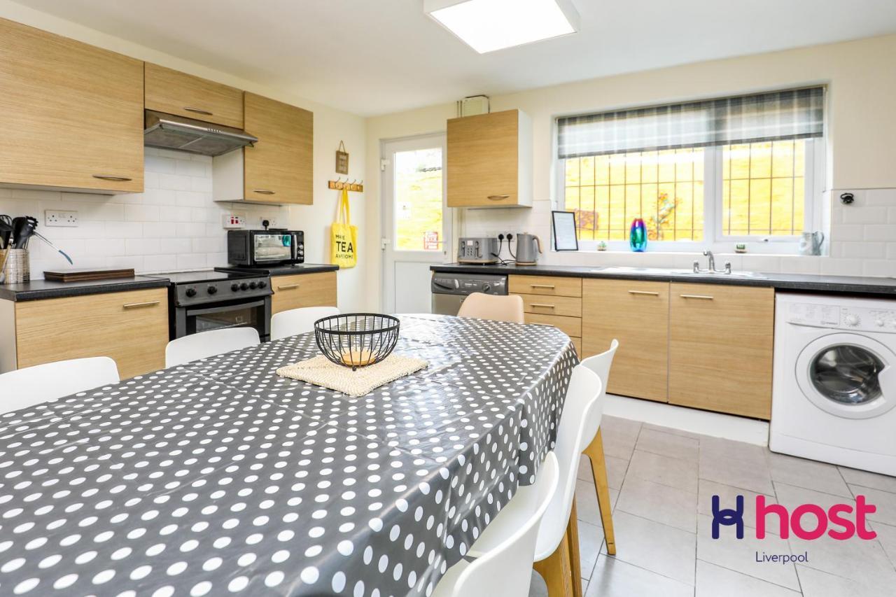 Carlton Villa: Gorgeous Detached With Parking *