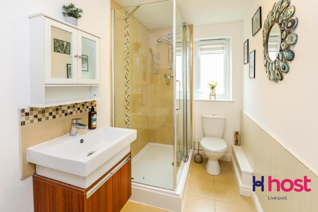 Carlton Villa: Gorgeous Detached With Parking *