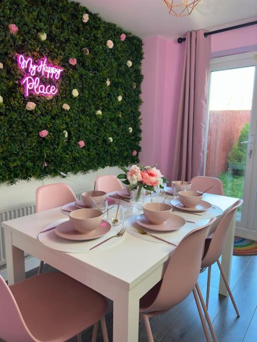 #1 Most Viral Pink House W Ball Pit Holiday home