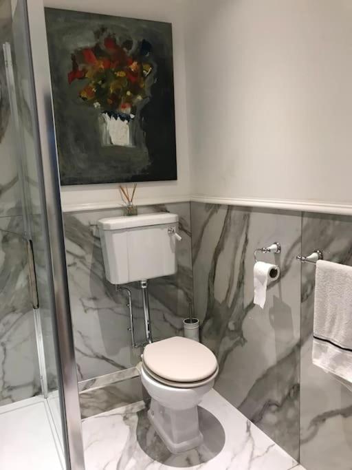 Lakeside View Arts And Craft Apartment Liverpool