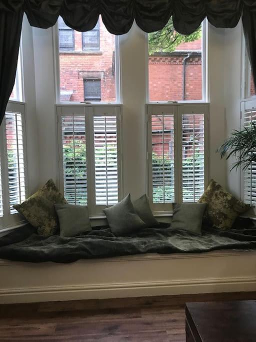 Lakeside View Arts And Craft Apartment