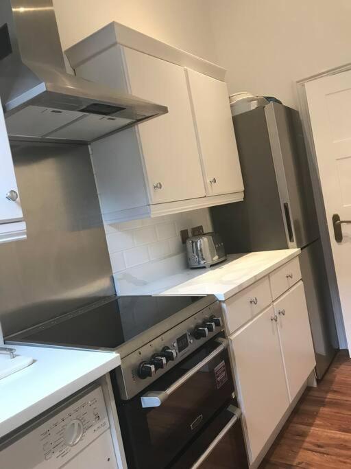 Lakeside View Arts And Craft Apartment