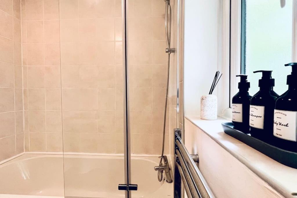 Holiday home Urban Bliss Stylish Townhouse With Free Parking For A Convenient City