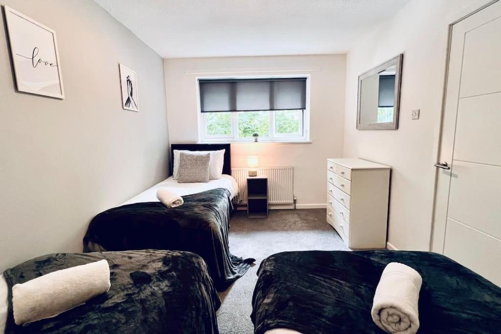 Urban Bliss Stylish Townhouse With Free Parking For A Convenient City *
