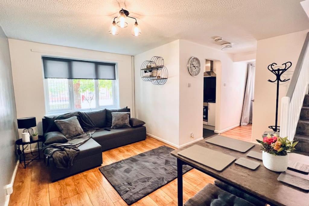 Urban Bliss Stylish Townhouse With Free Parking For A Convenient City Holiday home