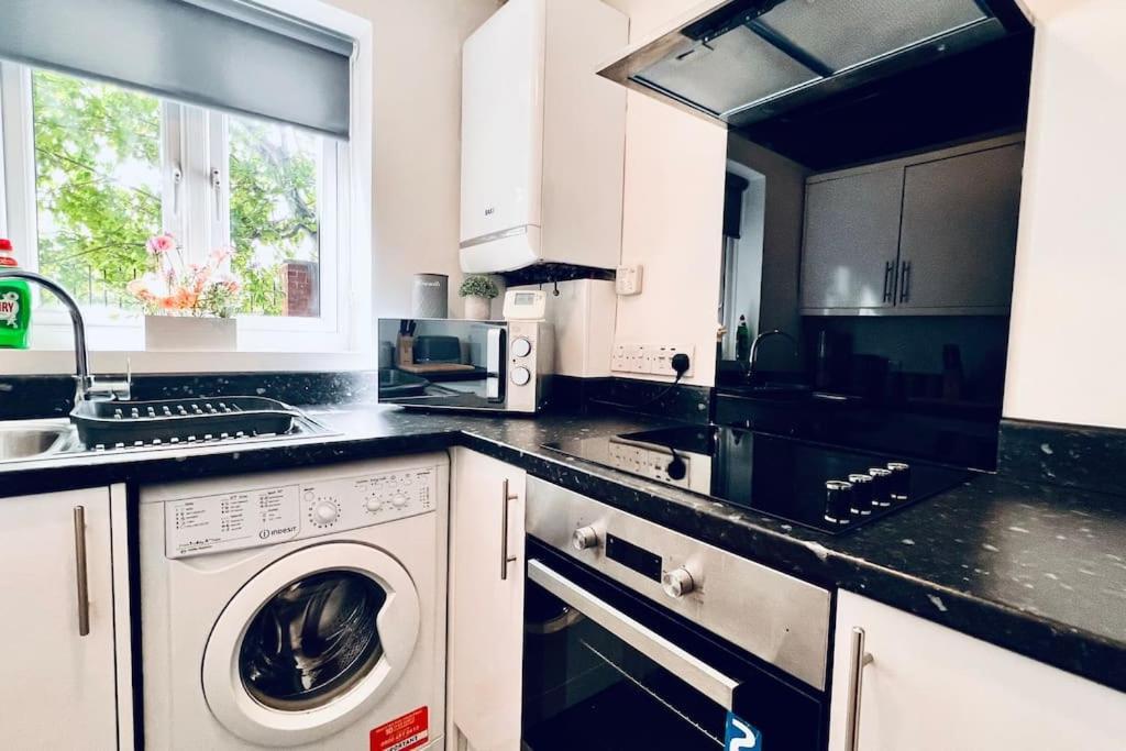 Urban Bliss Stylish Townhouse With Free Parking For A Convenient City