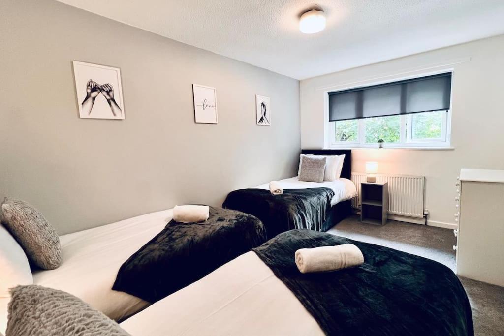 Urban Bliss Stylish Townhouse With Free Parking For A Convenient City Liverpool