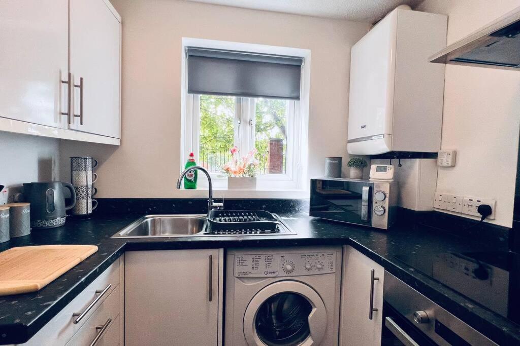 Holiday home Urban Bliss Stylish Townhouse With Free Parking For A Convenient City