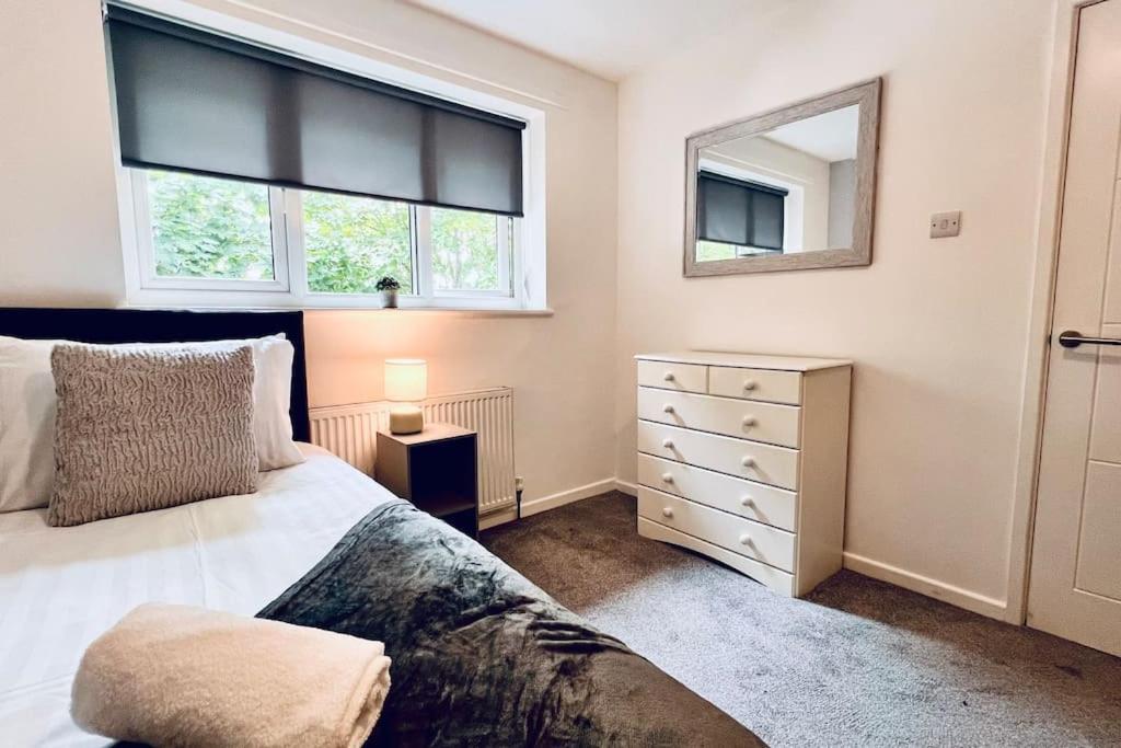 Urban Bliss Stylish Townhouse With Free Parking For A Convenient City Holiday home *