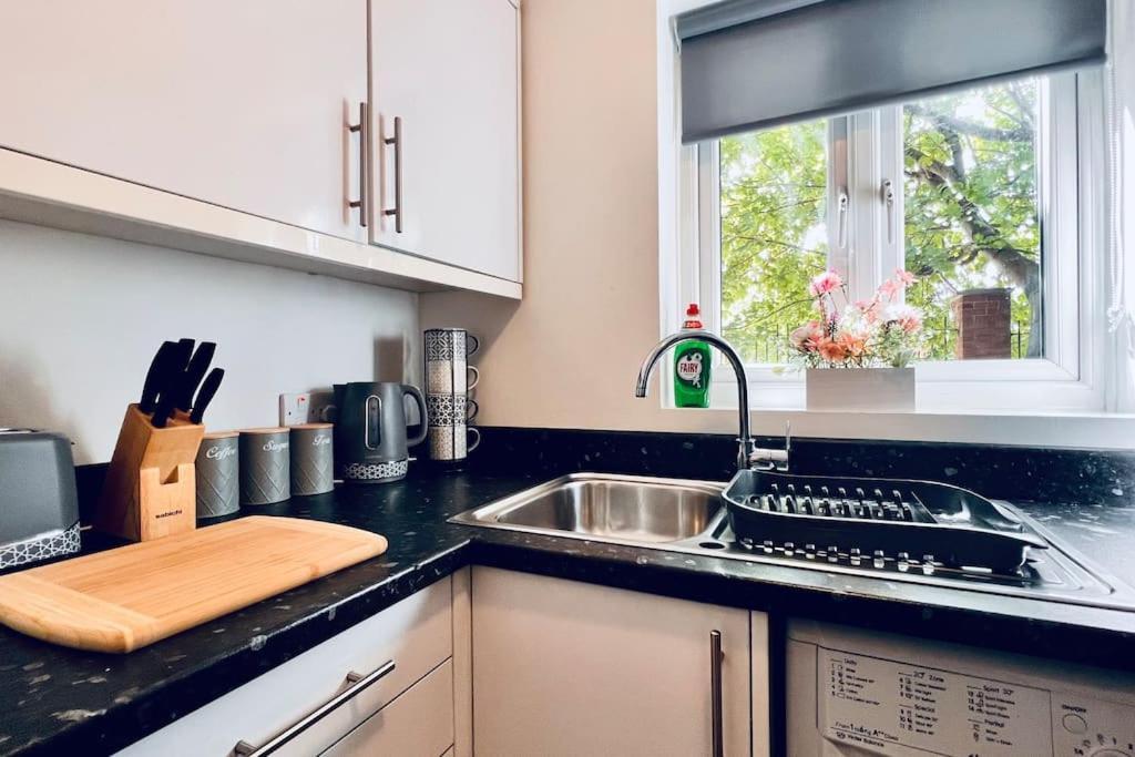 Urban Bliss Stylish Townhouse With Free Parking For A Convenient City Holiday home