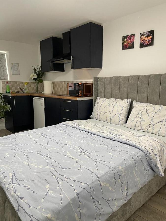 Brand New Studio With Beautiful Kitchen-close To City Centre *