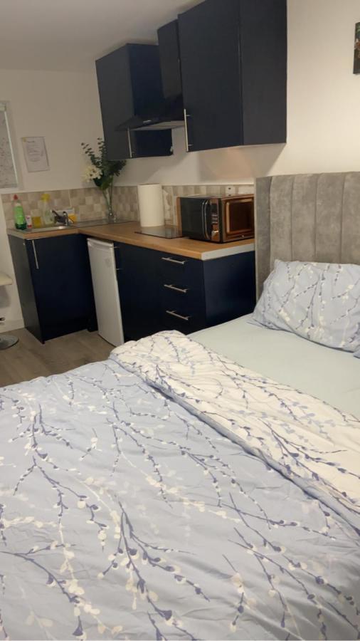 Brand New Studio With Beautiful Kitchen-close To City Centre *