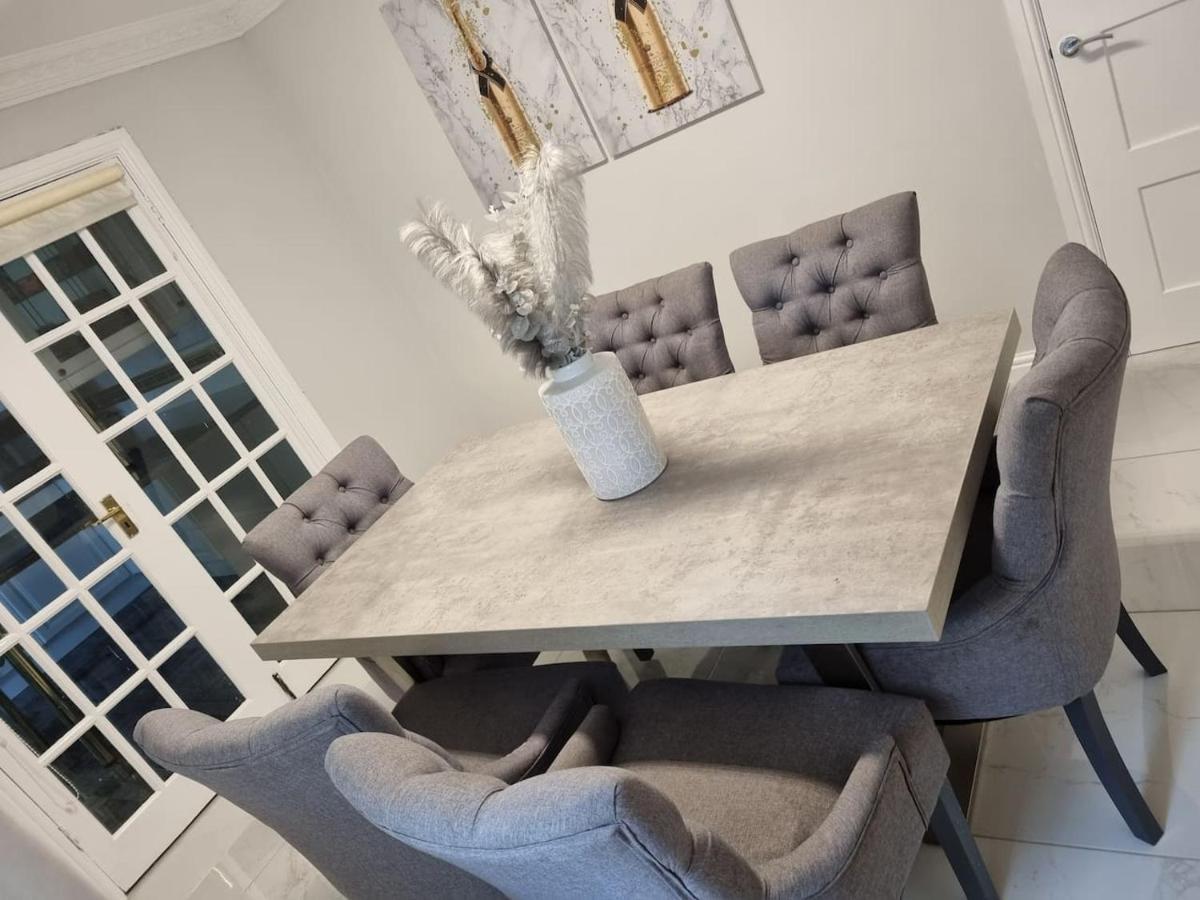 Molineux House 4 Bed With 2 Ensuite Bedrooms, Sleeps 7, Private Gated Parking, Spacious Garden, 5 Mins Walk From Broadgreen Train Station, Close To M62 Holiday home