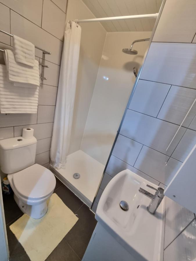 Molineux House 4 Bed With 2 Ensuite Bedrooms, Sleeps 7, Private Gated Parking, Spacious Garden, 5 Mins Walk From Broadgreen Train Station, Close To M62 *