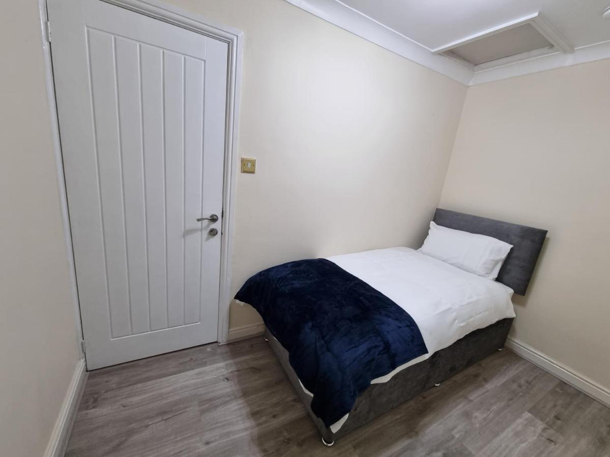 Molineux House 4 Bed With 2 Ensuite Bedrooms, Sleeps 7, Private Gated Parking, Spacious Garden, 5 Mins Walk From Broadgreen Train Station, Close To M62