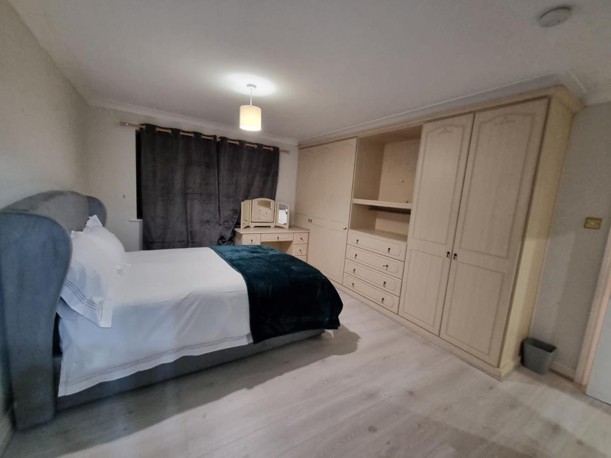 Molineux House 4 Bed With 2 Ensuite Bedrooms, Sleeps 7, Private Gated Parking, Spacious Garden, 5 Mins Walk From Broadgreen Train Station, Close To M62 * Liverpool