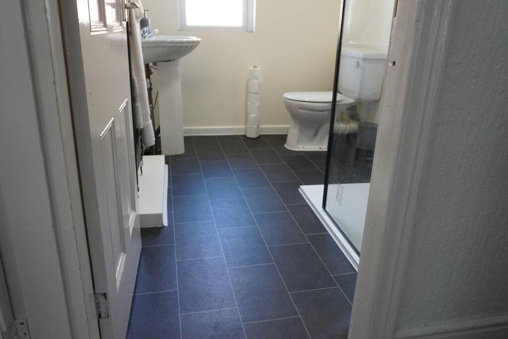 Two Spacious Bedroom Flat - Only 400 Yards From Lfc Stadium * Liverpool