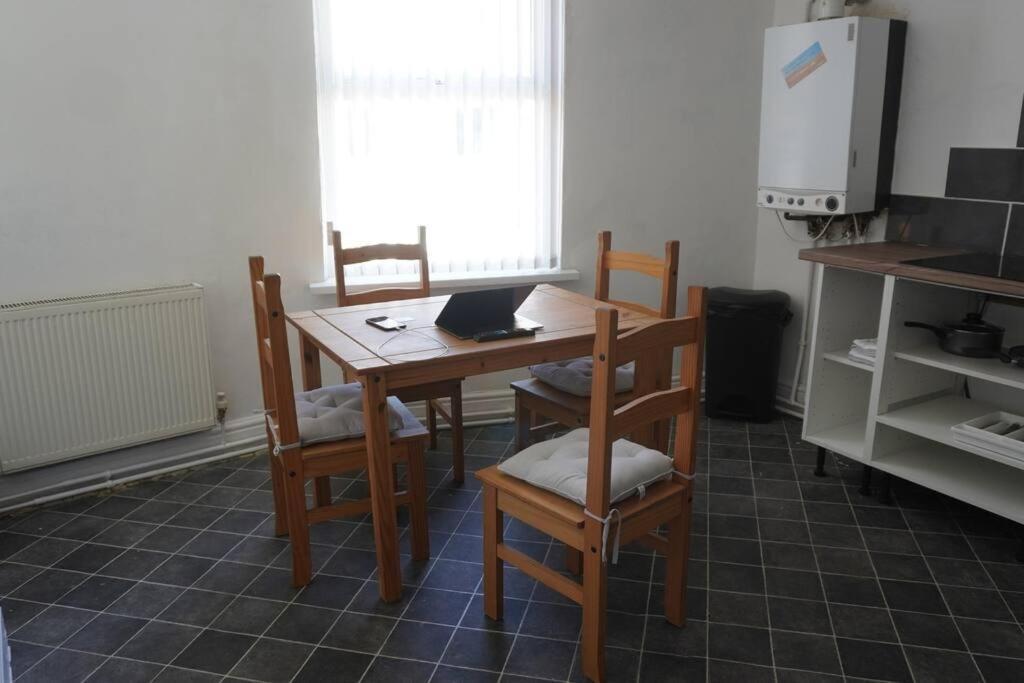 Two Spacious Bedroom Flat - Only 400 Yards From Lfc Stadium Apartment