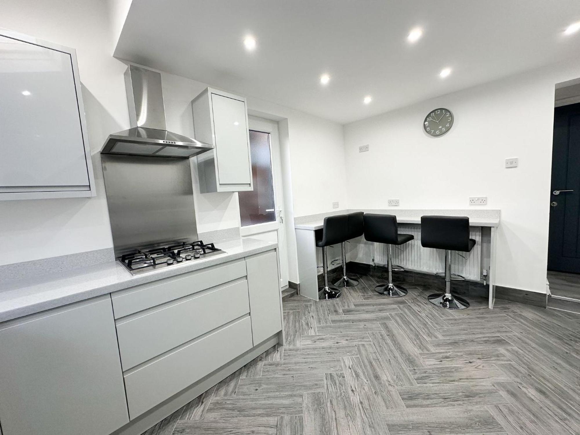 Modern & Spacious, 4 Bedroom , 9ppl Free Wifi & Parking *