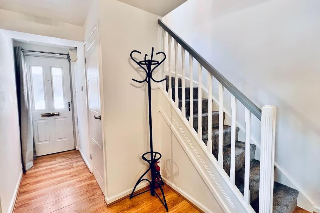 Urban Bliss Stylish Townhouse With Free Parking For A Convenient City Holiday home *