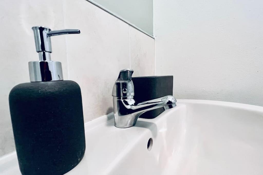 Urban Bliss Stylish Townhouse With Free Parking For A Convenient City Holiday home Liverpool