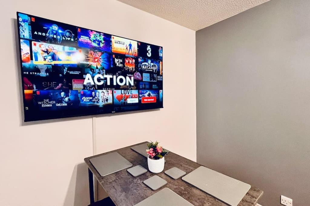 Urban Bliss Stylish Townhouse With Free Parking For A Convenient City Holiday home