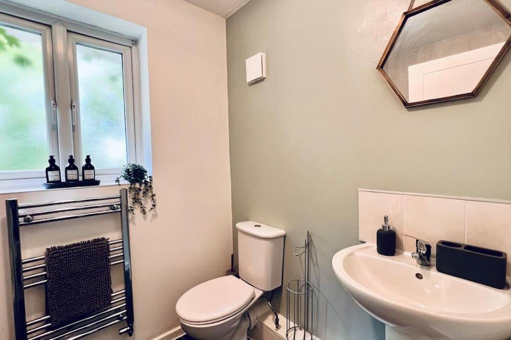 Urban Bliss Stylish Townhouse With Free Parking For A Convenient City Holiday home *