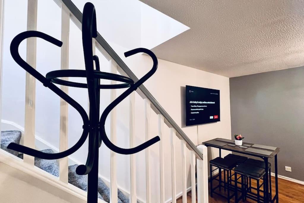 Holiday home Urban Bliss Stylish Townhouse With Free Parking For A Convenient City