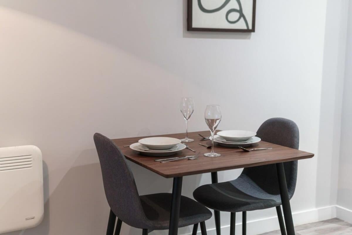Contemporary 1 Bedroom In Apartment Liverpool