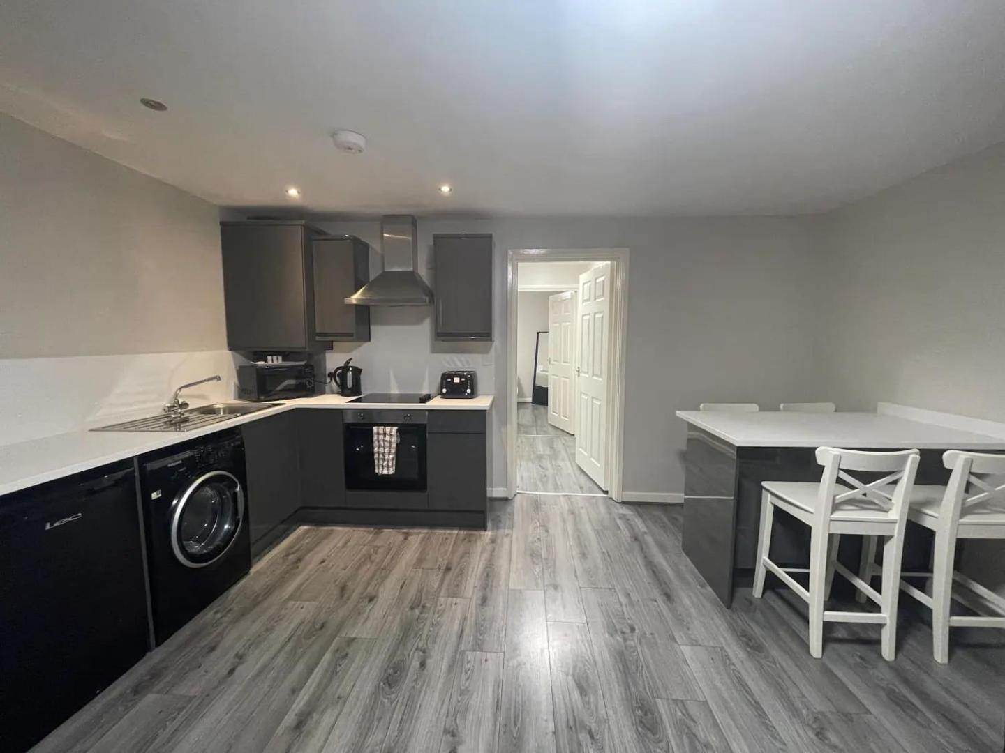 Ryan I Air I - 147-153 Mill Street - Free Parking Apartment