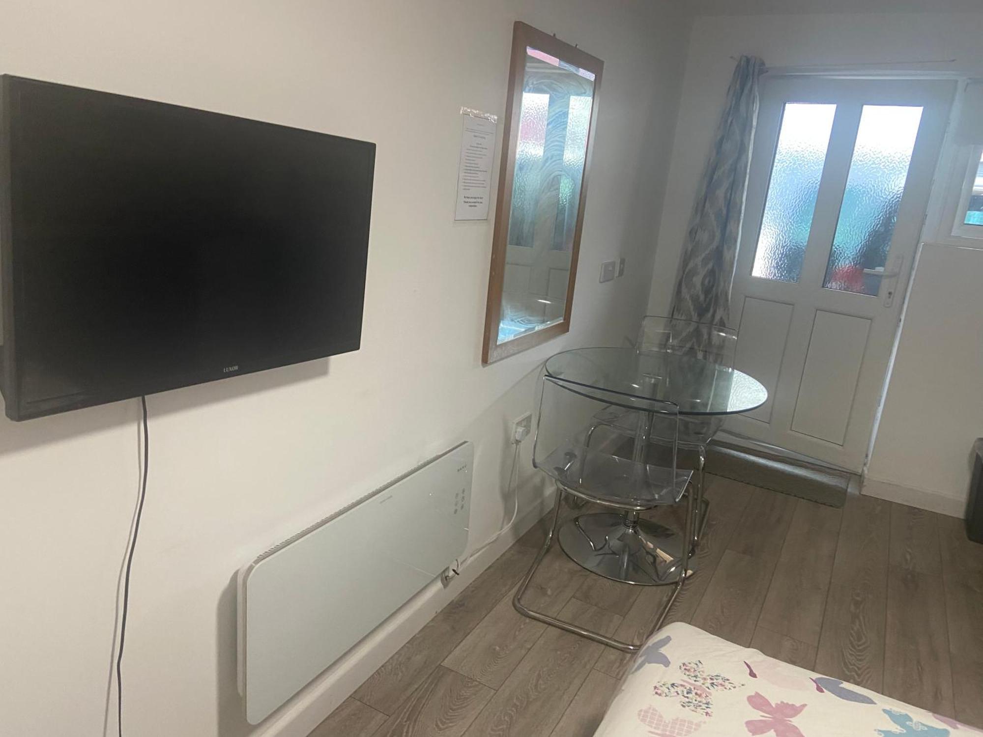 Brand New Studio With Beautiful Kitchen-close To City Centre Apartment *
