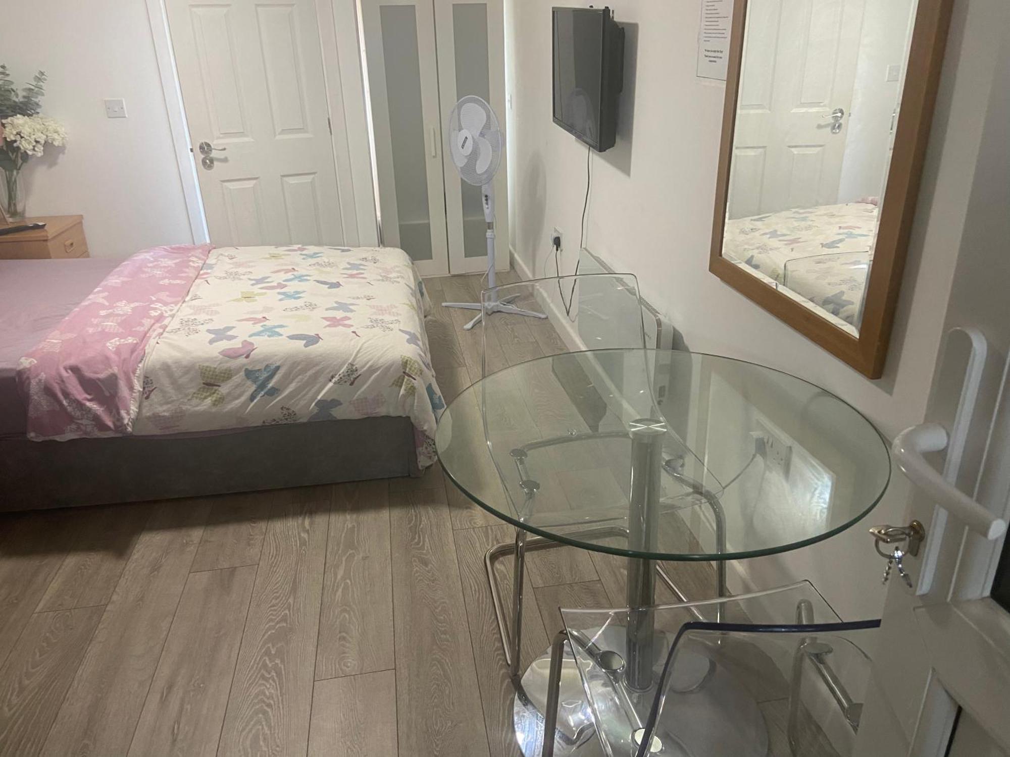 Brand New Studio With Beautiful Kitchen-close To City Centre Apartment *