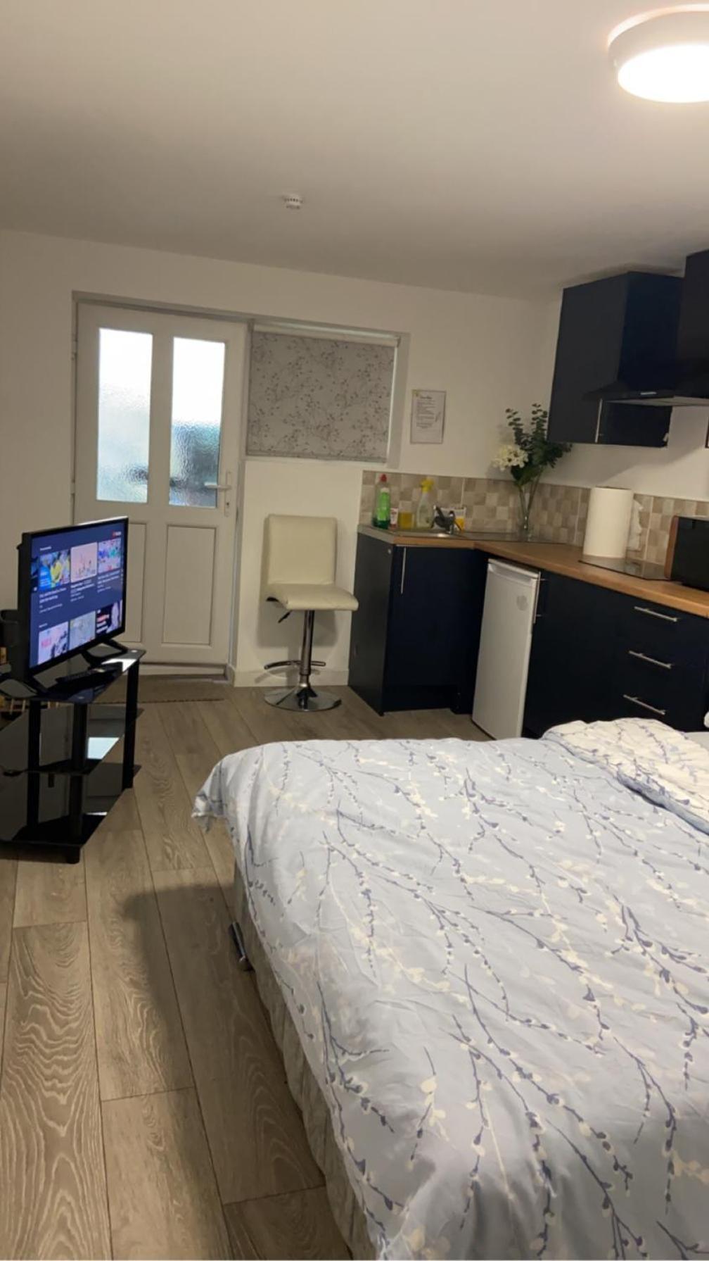 Brand New Studio With Beautiful Kitchen-close To City Centre *
