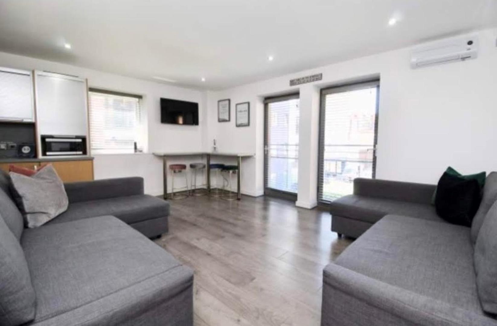 Campbell Square 3 Apartment