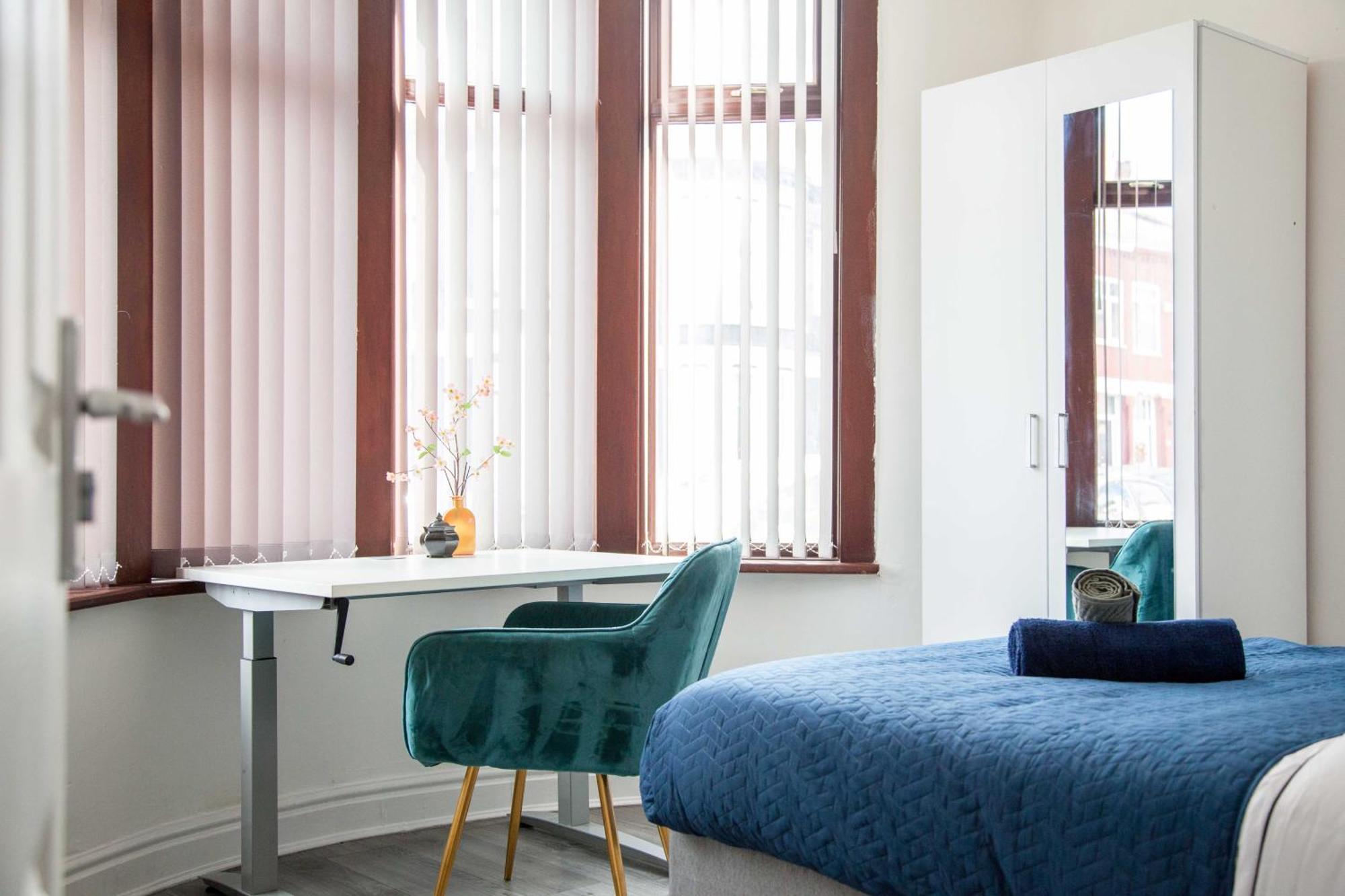 Spacious For Mid - Long Stays, 4 Bedrooms, Sleeps Upto 10 Liverpool