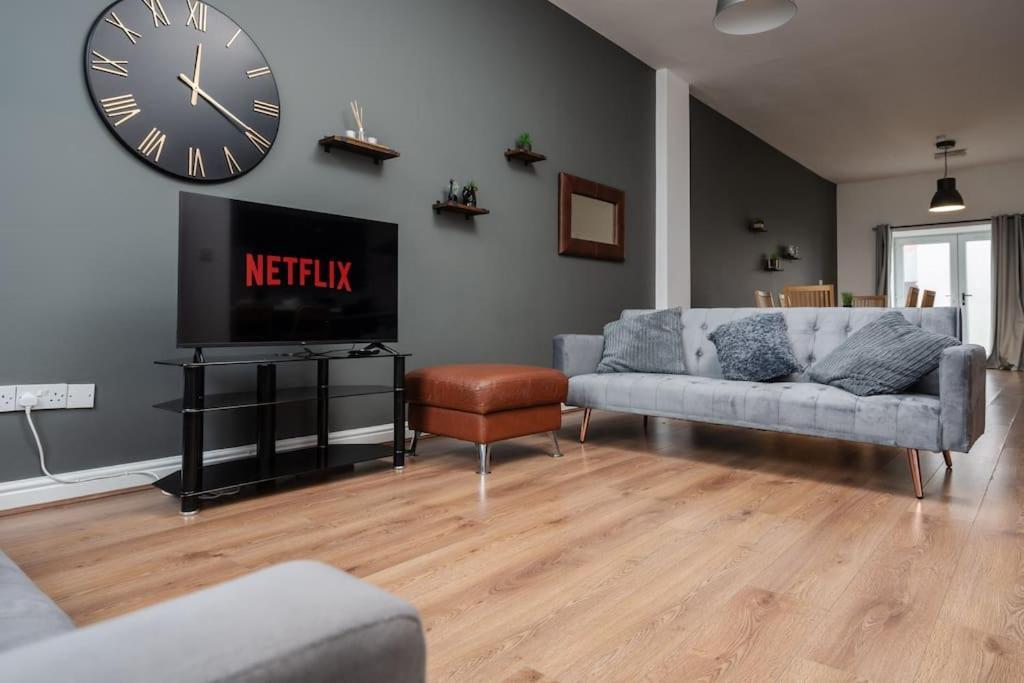 Edge With Car Park, Perfect For Contractors, Professionals, Relocators Huge Long Term Savings Apartment Liverpool