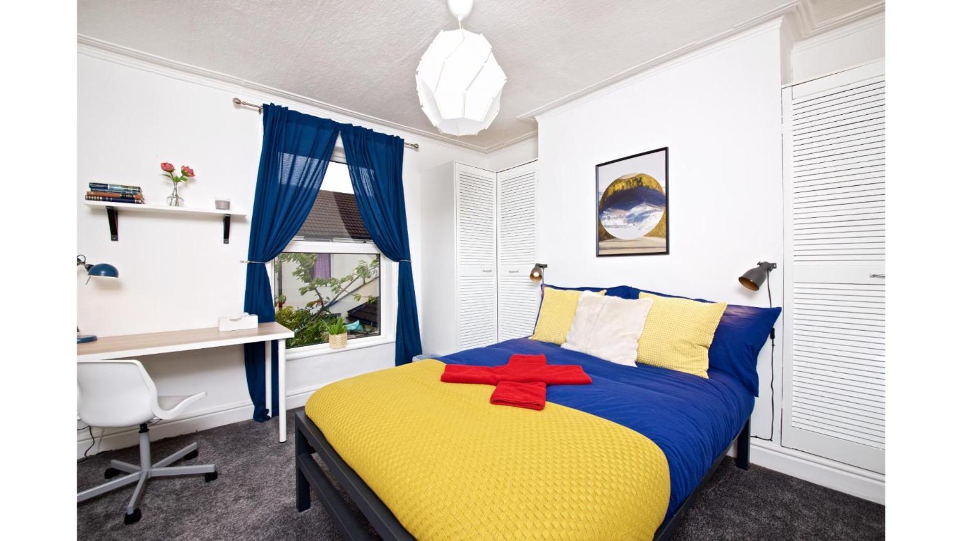 Spacious 6-bedroom Fully Furnished Holiday home Liverpool