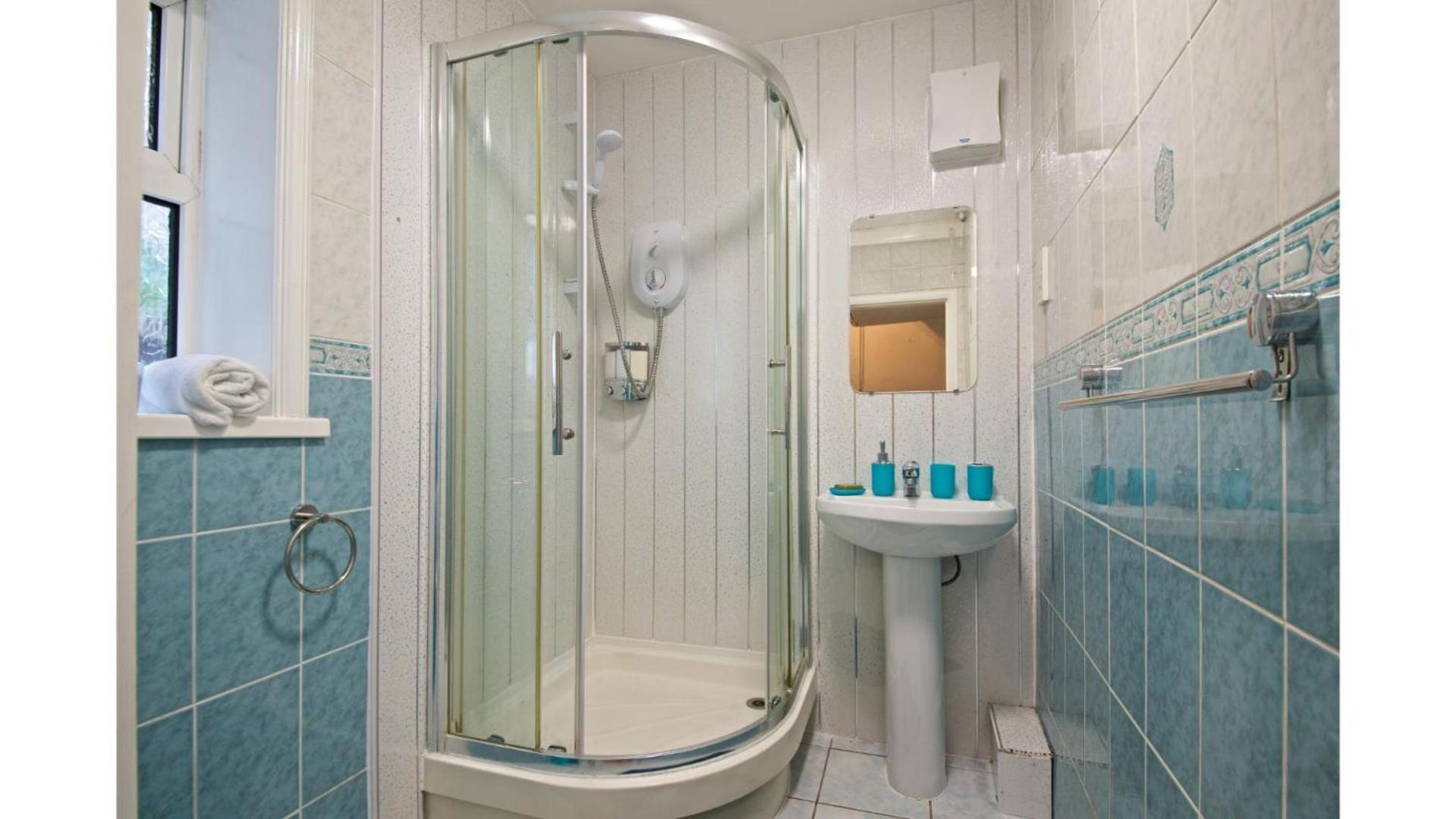 Spacious 6-bedroom Fully Furnished *