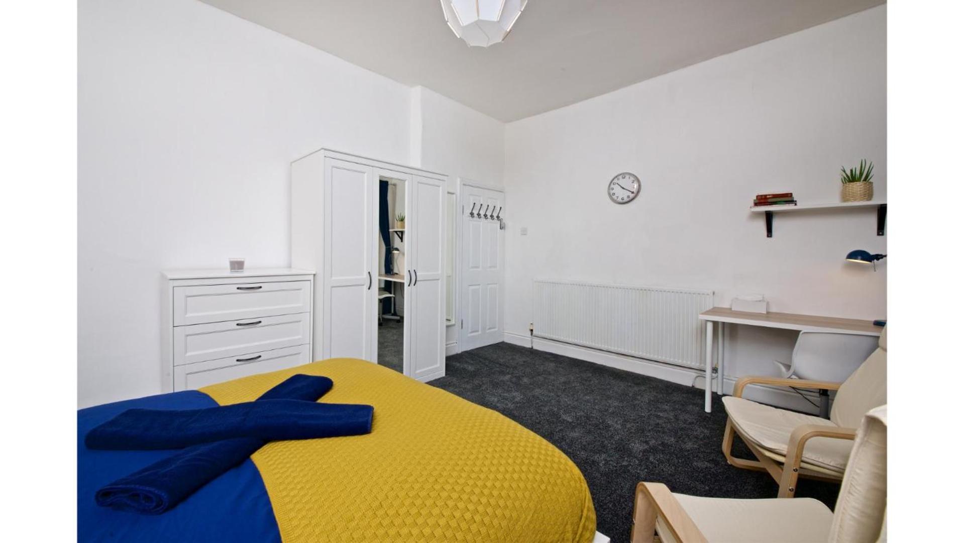 Spacious 6-bedroom Fully Furnished Liverpool