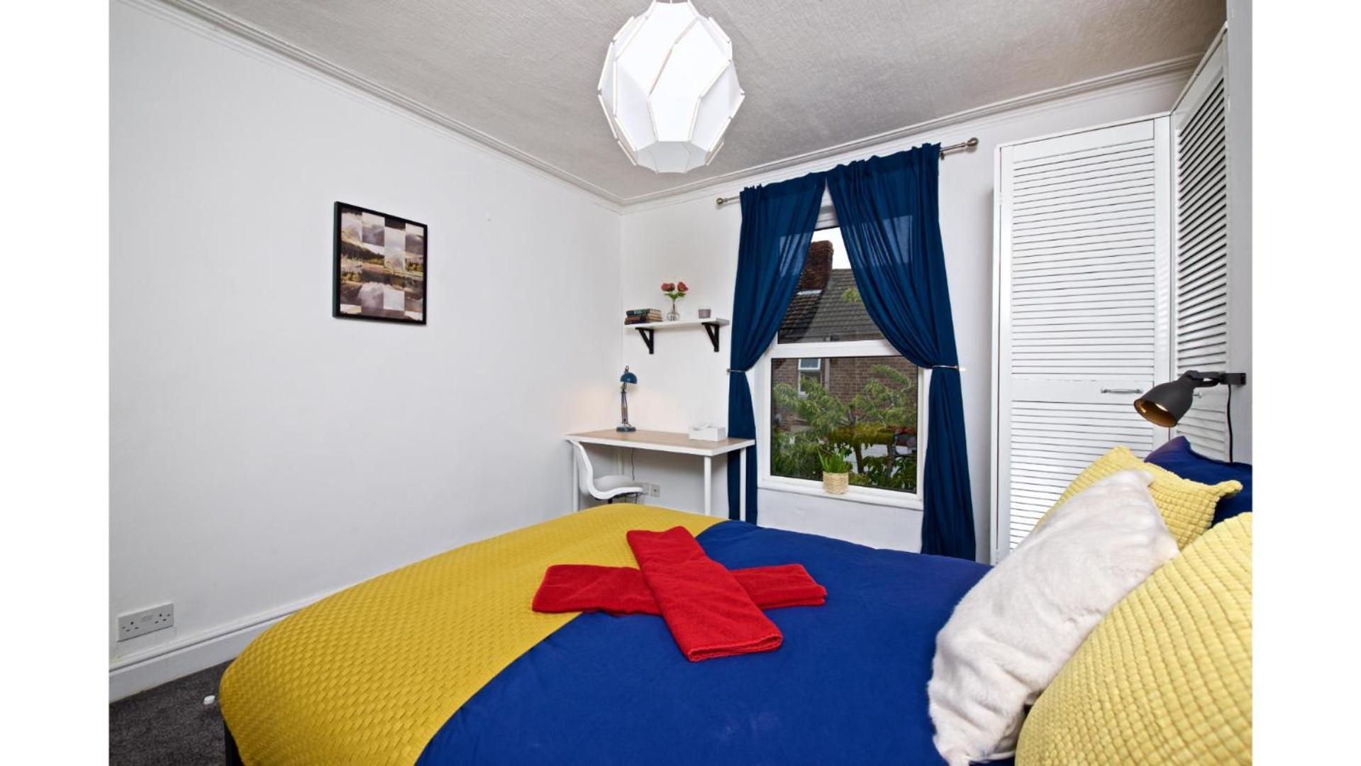 Spacious 6-bedroom Fully Furnished *