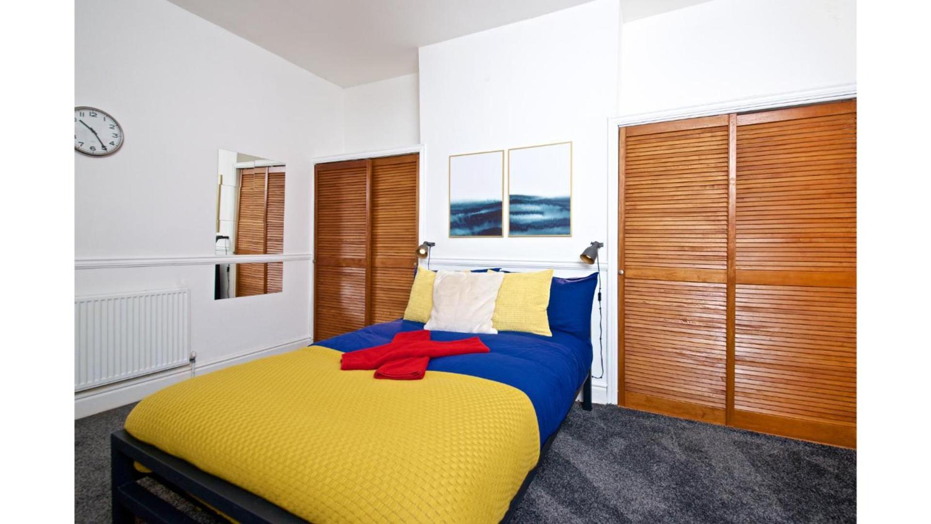Spacious 6-bedroom Fully Furnished Holiday home