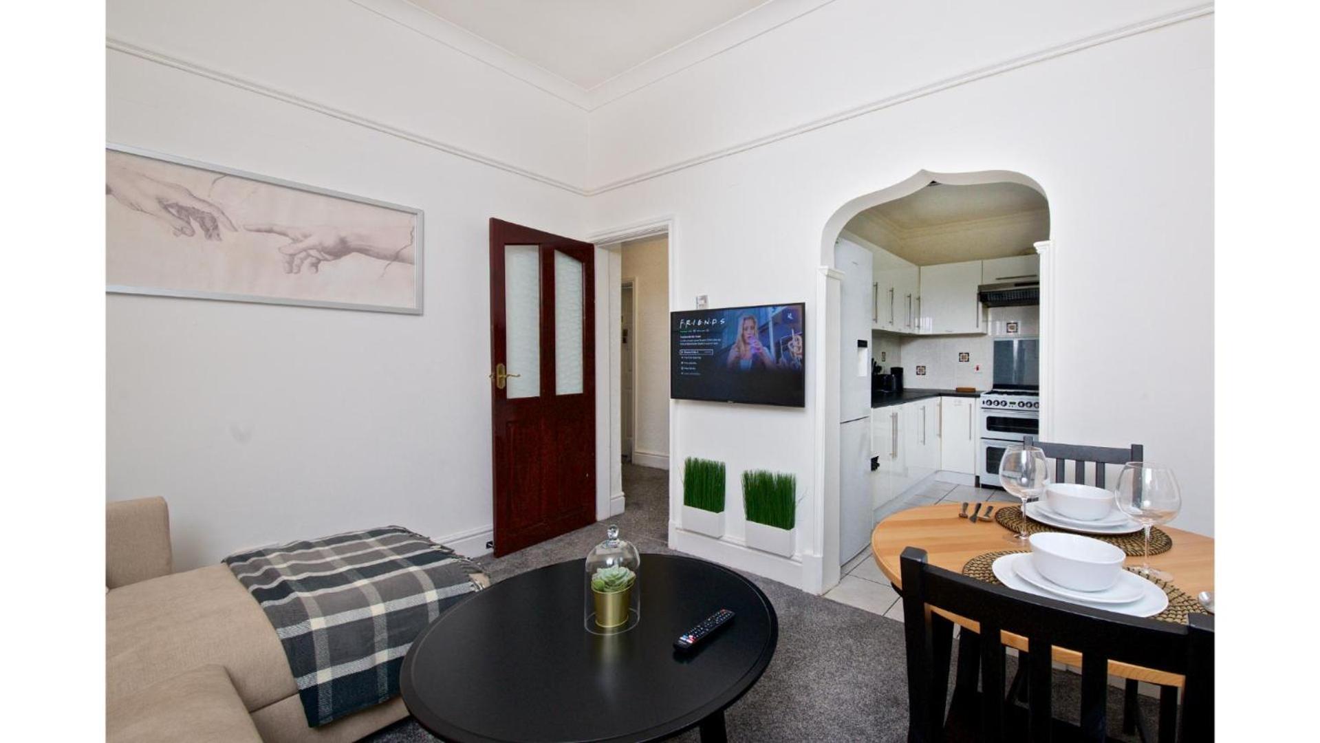 Spacious 6-bedroom Fully Furnished Holiday home *